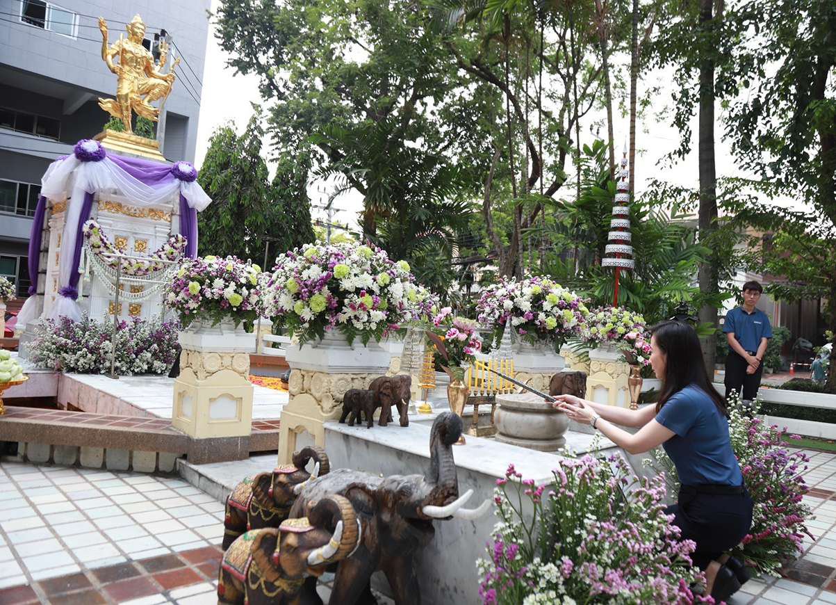 83 ปี ที่ดีพร้อม “แม่ทัพณัฏฐิญา” นำทีมผู้บริหาร ข้าราชการและบุคลลากร ร่วมบวงสรวงสักการะสิ่งศักดิ์สิทธิ์ เนื่องในวันครบรอบวันคล้ายวันสถาปนา