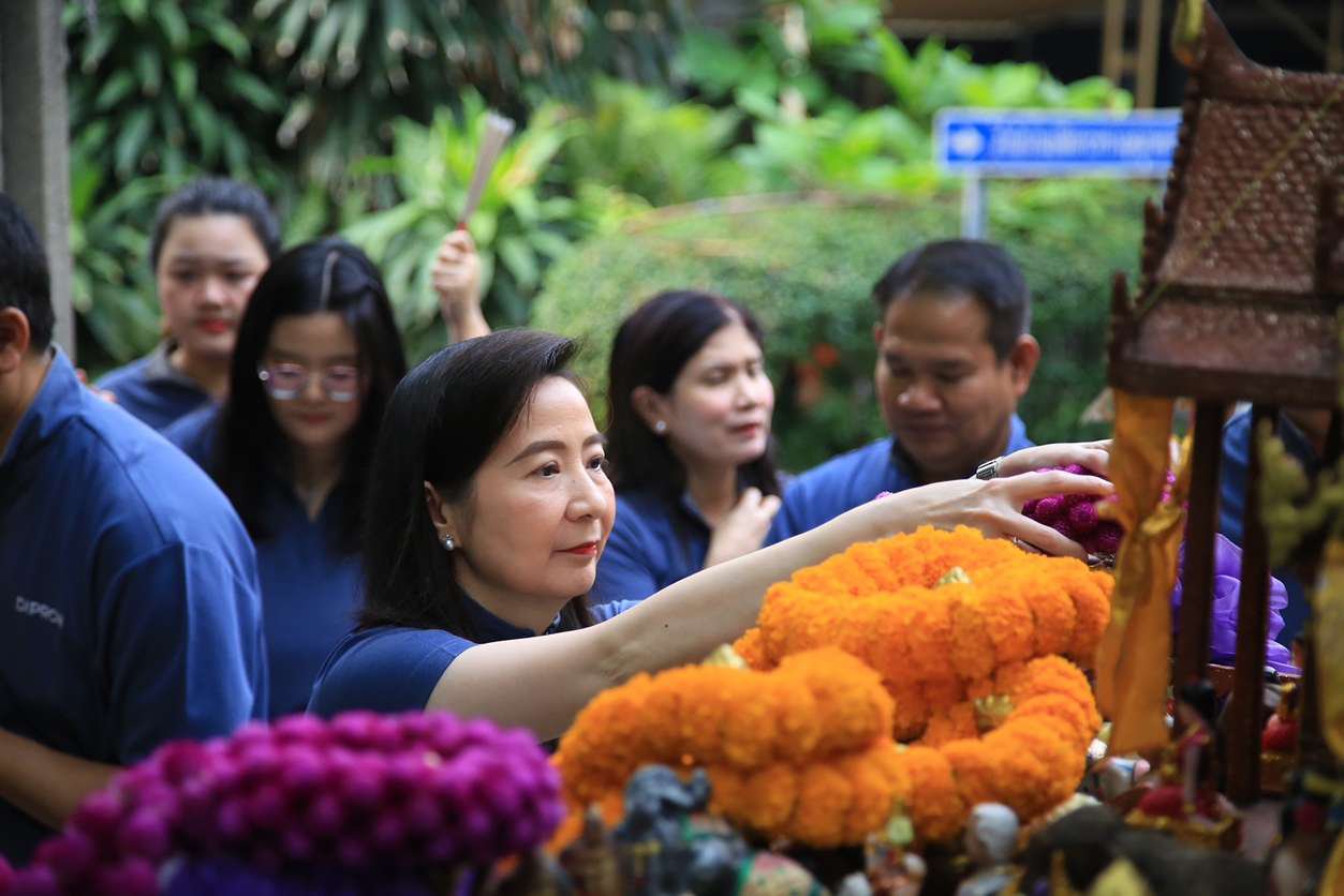 83 ปี ที่ดีพร้อม “แม่ทัพณัฏฐิญา” นำทีมผู้บริหาร ข้าราชการและบุคลลากร ร่วมบวงสรวงสักการะสิ่งศักดิ์สิทธิ์ เนื่องในวันครบรอบวันคล้ายวันสถาปนา