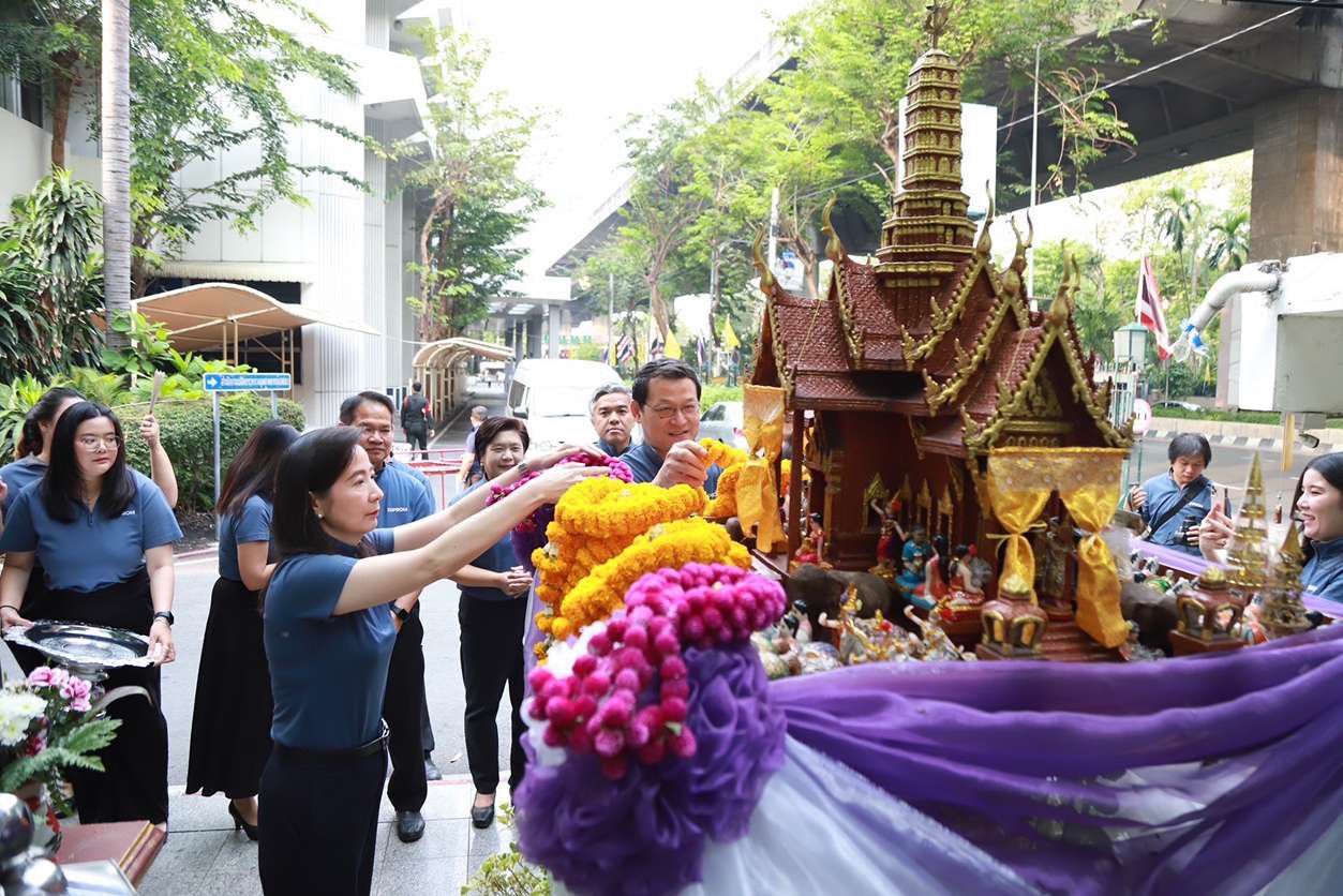 83 ปี ที่ดีพร้อม “แม่ทัพณัฏฐิญา” นำทีมผู้บริหาร ข้าราชการและบุคลลากร ร่วมบวงสรวงสักการะสิ่งศักดิ์สิทธิ์ เนื่องในวันครบรอบวันคล้ายวันสถาปนา