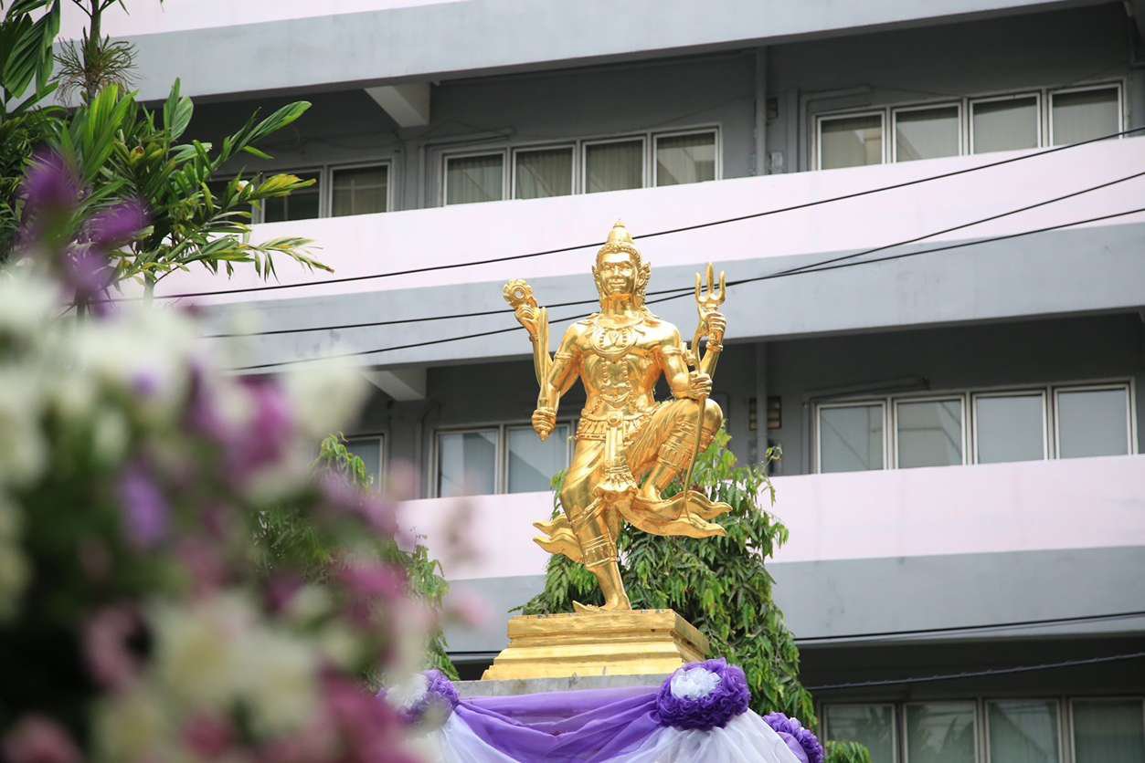 83 ปี ที่ดีพร้อม “แม่ทัพณัฏฐิญา” นำทีมผู้บริหาร ข้าราชการและบุคลลากร ร่วมบวงสรวงสักการะสิ่งศักดิ์สิทธิ์ เนื่องในวันครบรอบวันคล้ายวันสถาปนา
