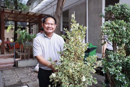 รสอ.สุรพล นำทีมเจ้าหน้าที่สำนักงานเลขาฯ “ฟื้นฟูธรรมชาติ สร้างบรรยากาศ ดีพร้อมคอมมูนิตี้” ปรับภูมิทัศน์ภายนอกและภายในน่าอยู่ พร้อมชื่นชมบุคลากรที่มีการปฏิบัติตนสอดคล้องหลักคุณธรรมเป้าหมาย