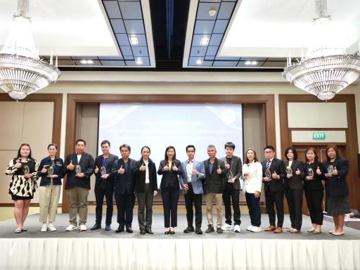 “อธิบดีณัฏฐิญา” ชื่นชม พร้อมมอบโล่ประกาศเกียรติคุณ ให้ ผปก. ที่พร้อมปรับตัว ใช้เทคโนโลยีเสริมแกร่งโลจิสติกส์และซัพพลายเชน สร้างภูมิคุ้มกันธุรกิจ ตามนโยบาย “ดีพร้อมคอมมูนิตี้ ที่นี่มีแต่ให้”