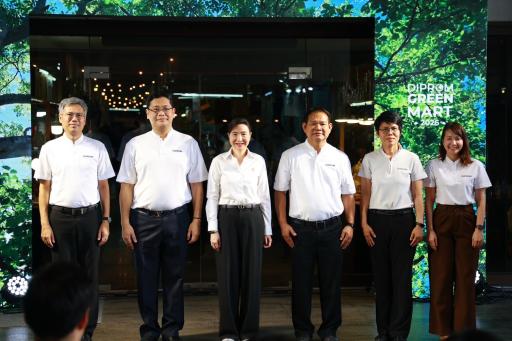 “ดีพร้อม” เปิด Green Mart 2026 “รมว.วราวุธ” พร้อมผู้บริหาร ร่วมชมตลาด สนับสนุนสินค้าไทย เชื่อม “การพัฒนา” สู่ “ตลาด” ดัน SMEs–วิสาหกิจชุมชนโตอย่างยั่งยืน